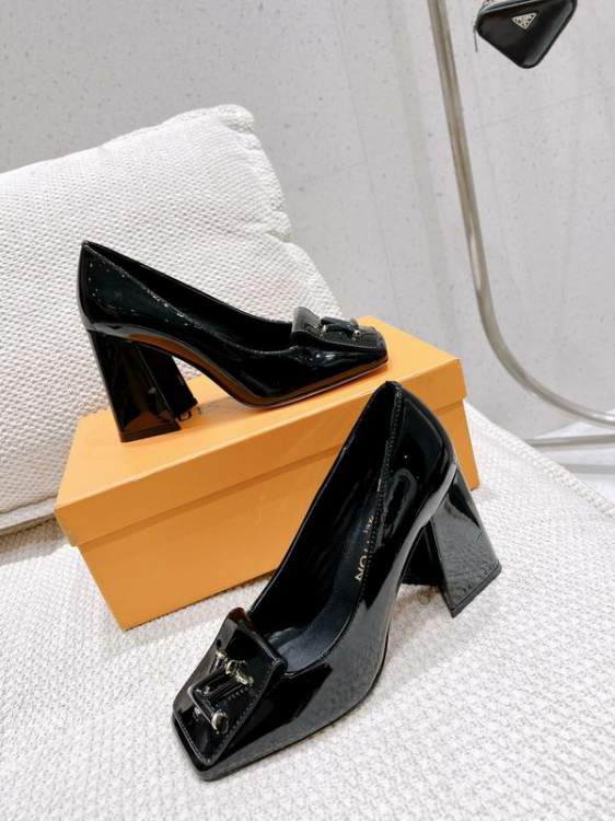 Picture of Louis Vuitton Shoes _SKULVsz35-429cmmnf031013532